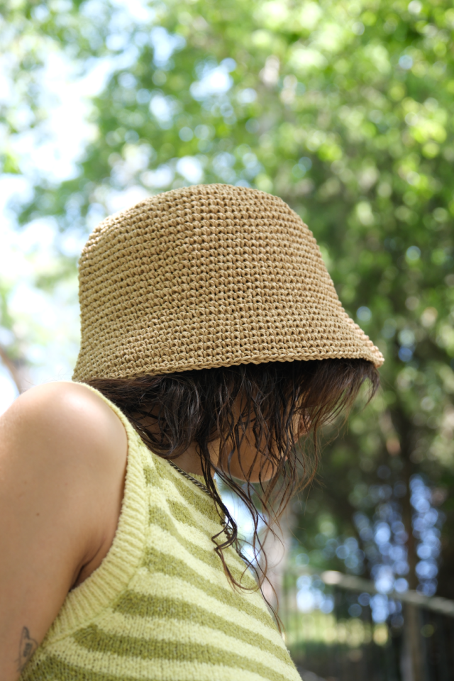 BEIGE BUCKET RAFFIA HAT